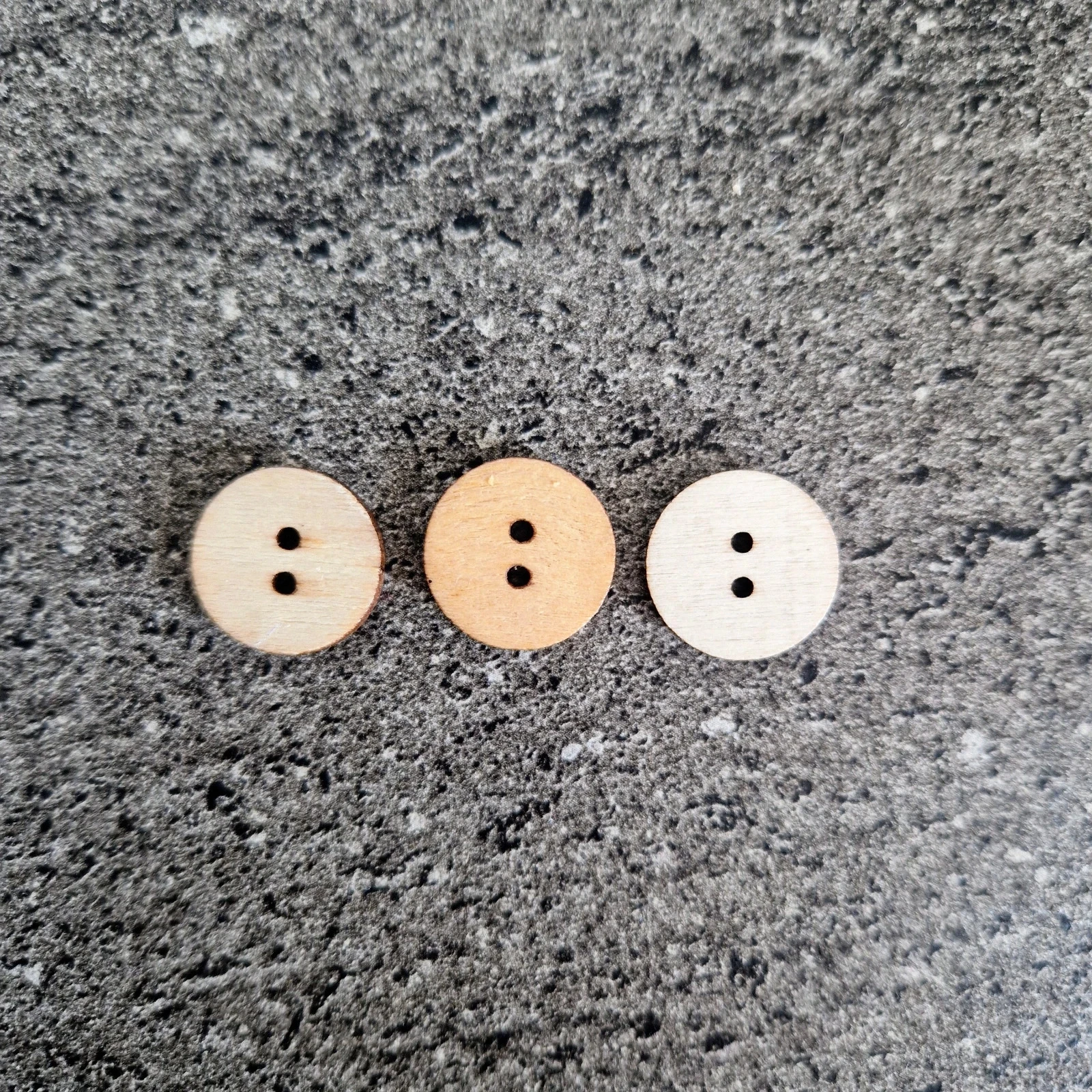 Lot of 3 vintage wooden buttons – photo 2